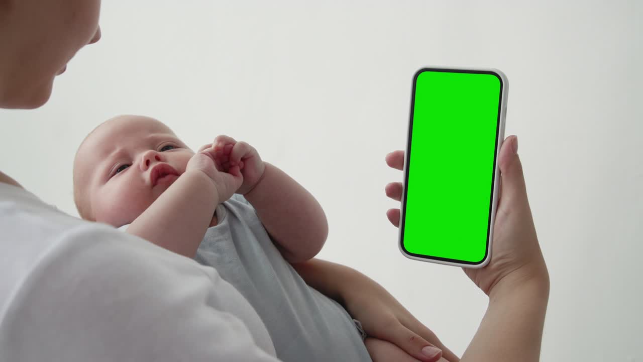 スマートフォンとグリーンスクリーン クロマキー 携帯電話のモックアップ コンセプト インターネット ソーシャルメディア 電話 ブログ 読書 アプリ iot