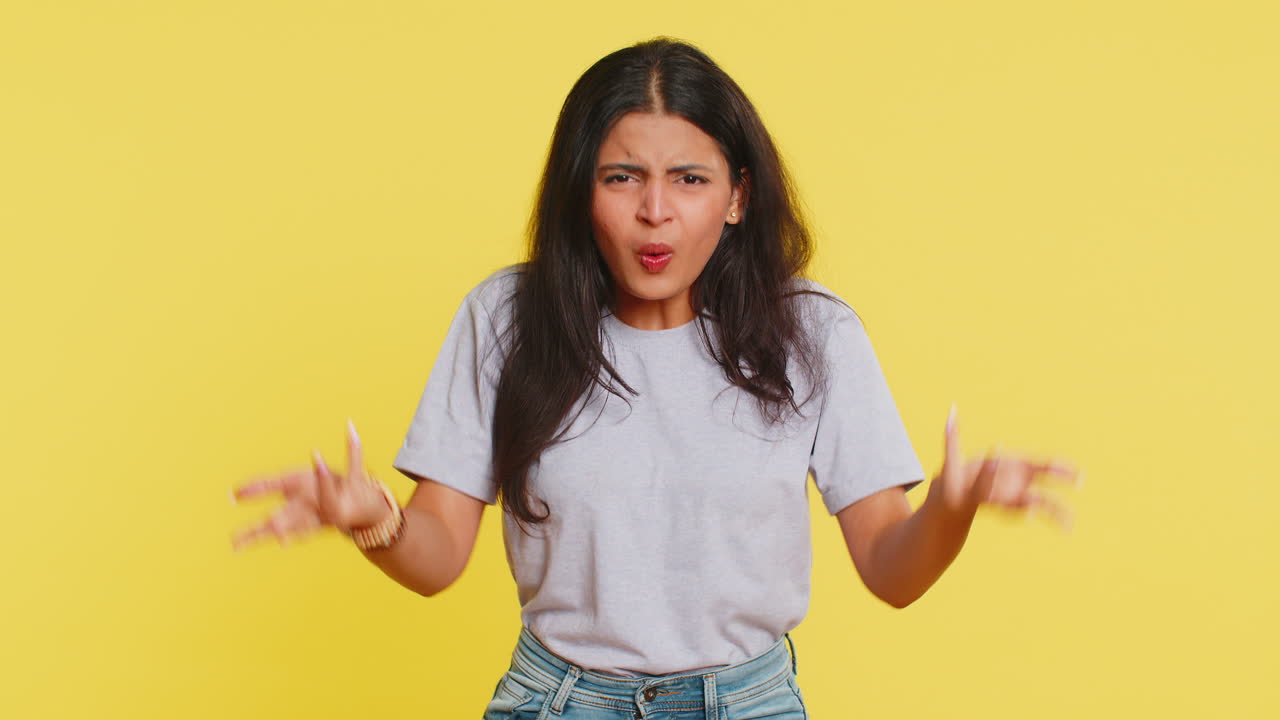 mujer india enojada preguntar por qué qué razón del fracaso irritación incredulidad por problemas conflicto pelea