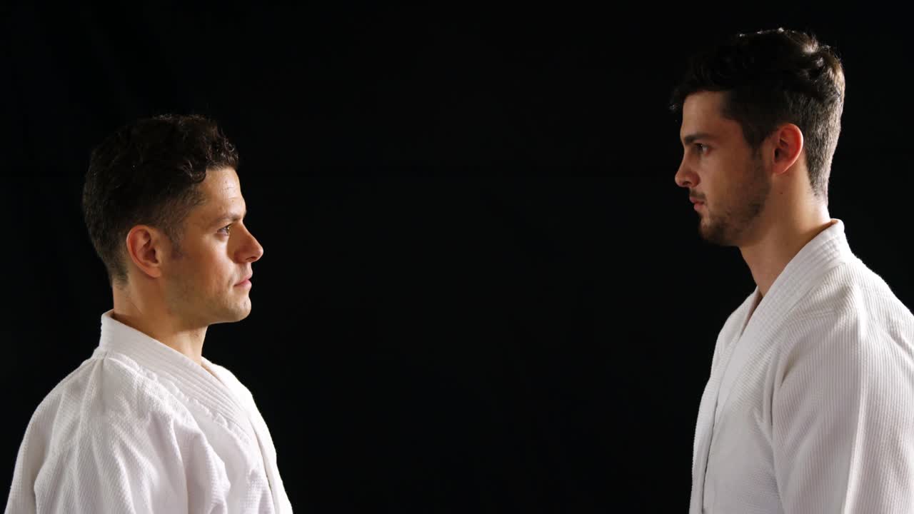 Uomini che praticano karate