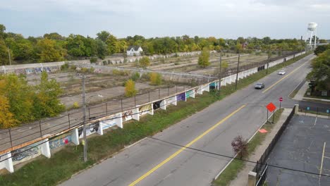 Autos-Fahren-Vorbei-An-Verlassenem-Betonwasserreservoir-In-Detroit,-Luftbild