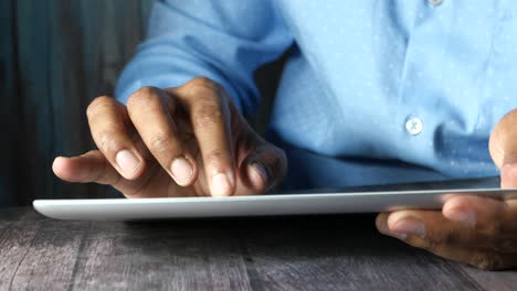 persona que utiliza una tableta