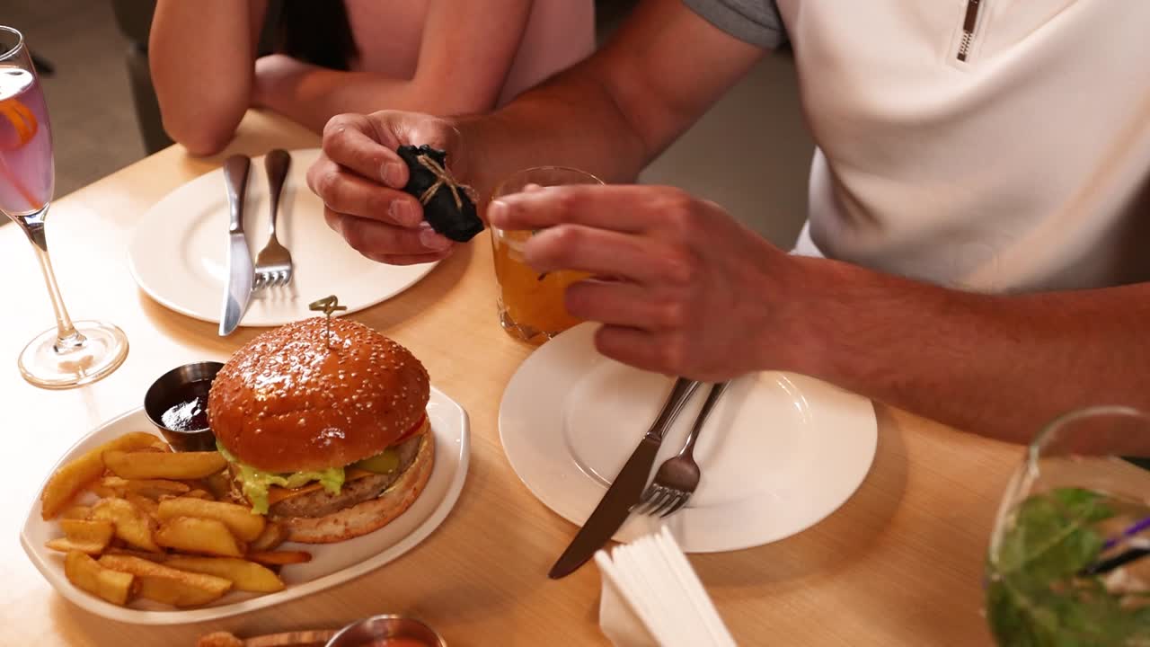 커플 이 식당 에서 저녁 식사를 즐기고 있다