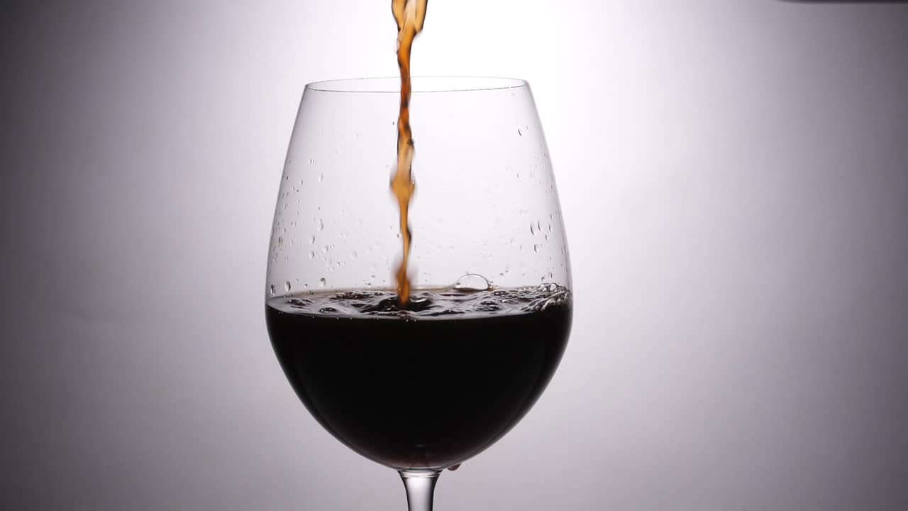 Vino versato, movimento lento