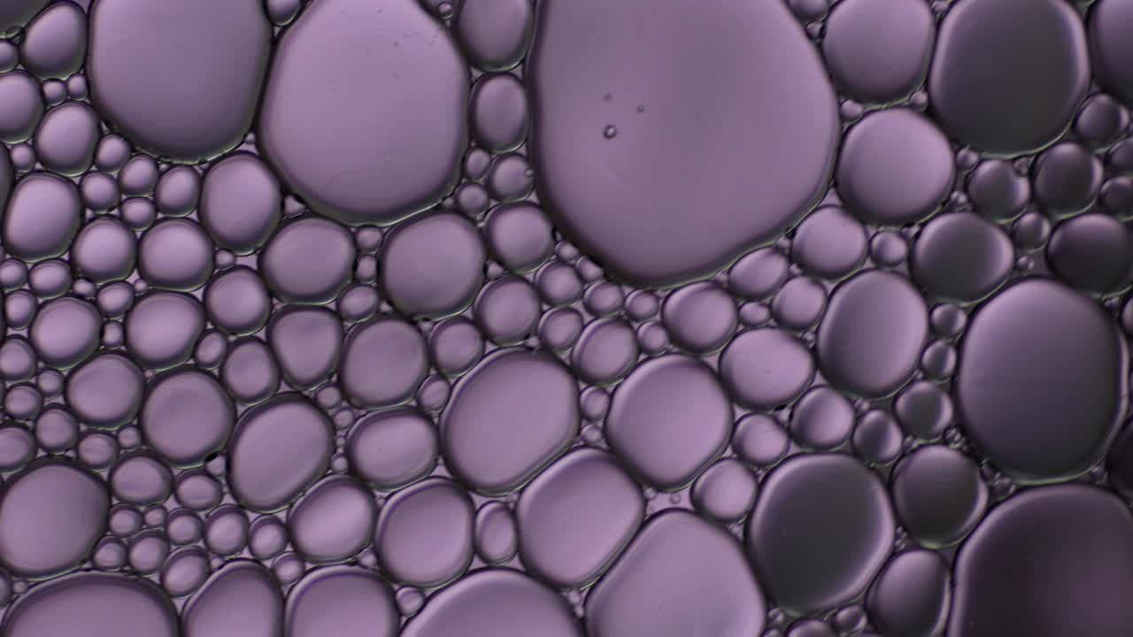 artístico colorido de gota de aceite flotando en el agua.