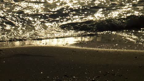 ondas de cámara lenta en la arena al amanecer, primer plano abstracto