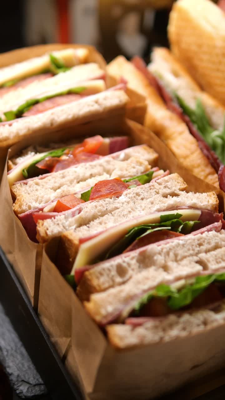 Primo piano di deliziosi panini e baguette in esposizione