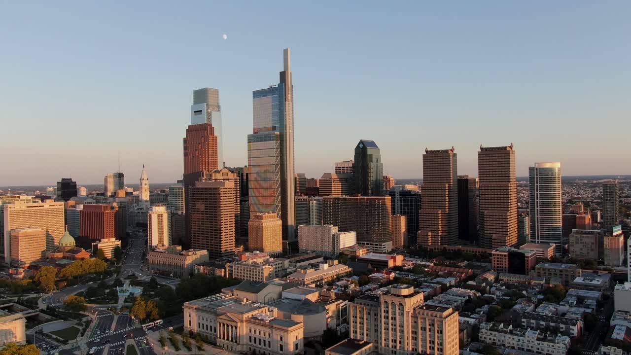 giro inverso aéreo lento cinematográfico sobre la avenida benjamin franklin en filadelfia a la hora dorada durante la noche de verano