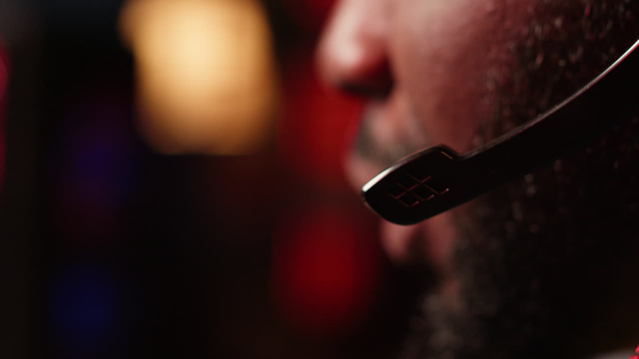 라이벌 플레이어와 싸우고 친구들과 소통하는 게이머의 클로즈업