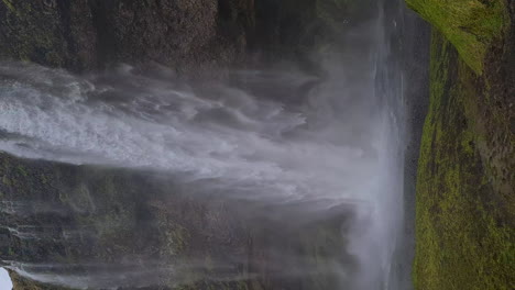 vertical 4k, cascada de seljalandsfoss punto de referencia de islandia y atracción turística