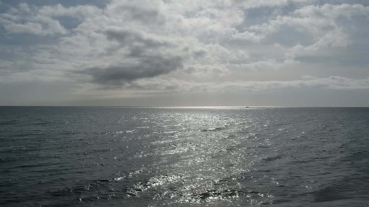 해안을 따라 고요하고 편안한 파도가 있는 해변의 공중 전망