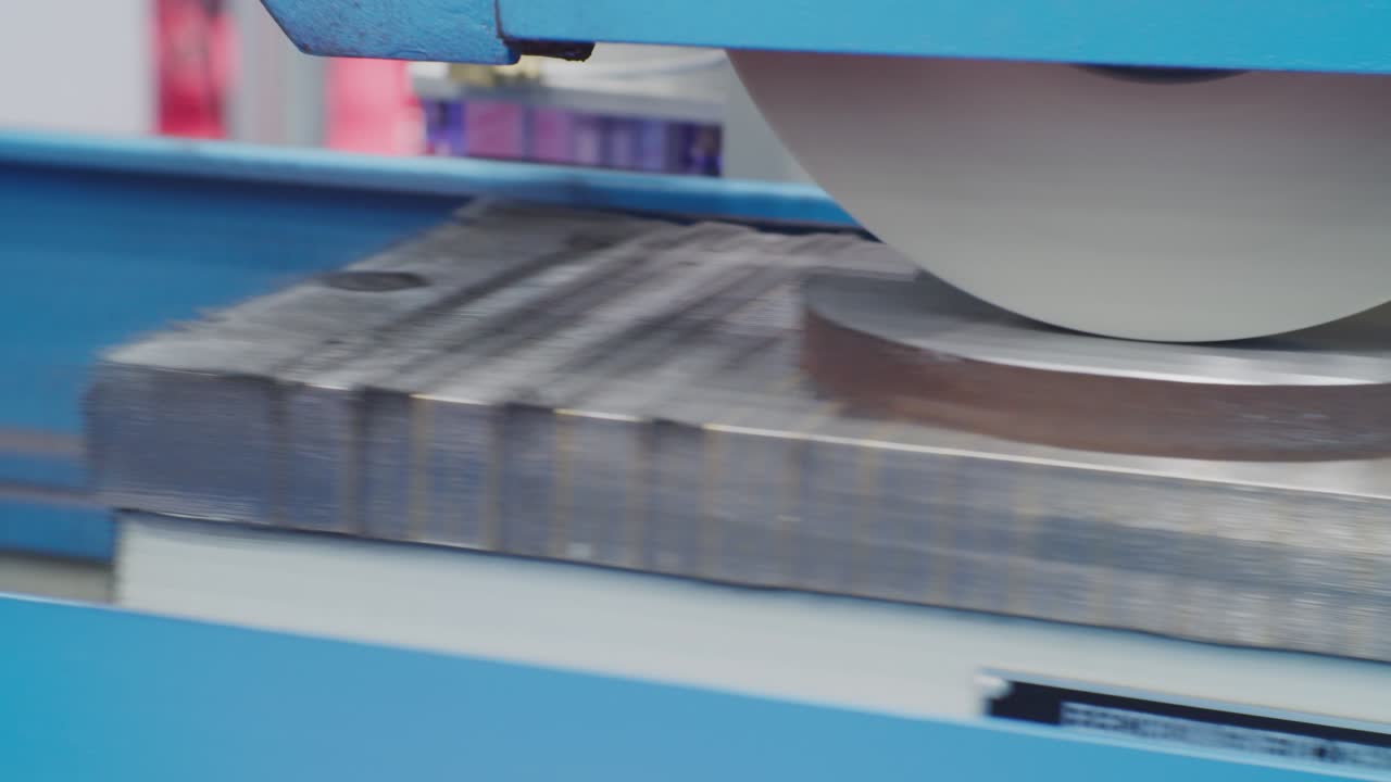 현대적인 산업 장비: 밀러 기계는 둥근 금속 부품을 가공하고 있습니다.