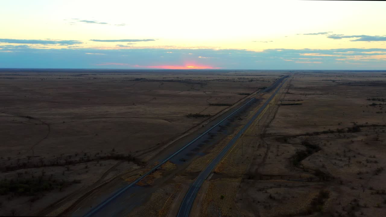 vista aérea de la carretera vacante en medio de la vasta tierra en la zona rural de queensland en australia