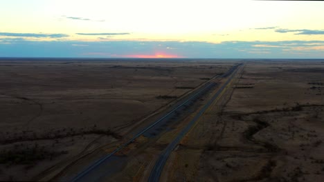 Vista-Aérea-De-La-Carretera-Vacante-En-Medio-De-La-Vasta-Tierra-En-La-Zona-Rural-De-Queensland-En-Australia