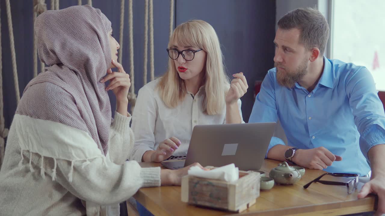 деловая встреча в кафе