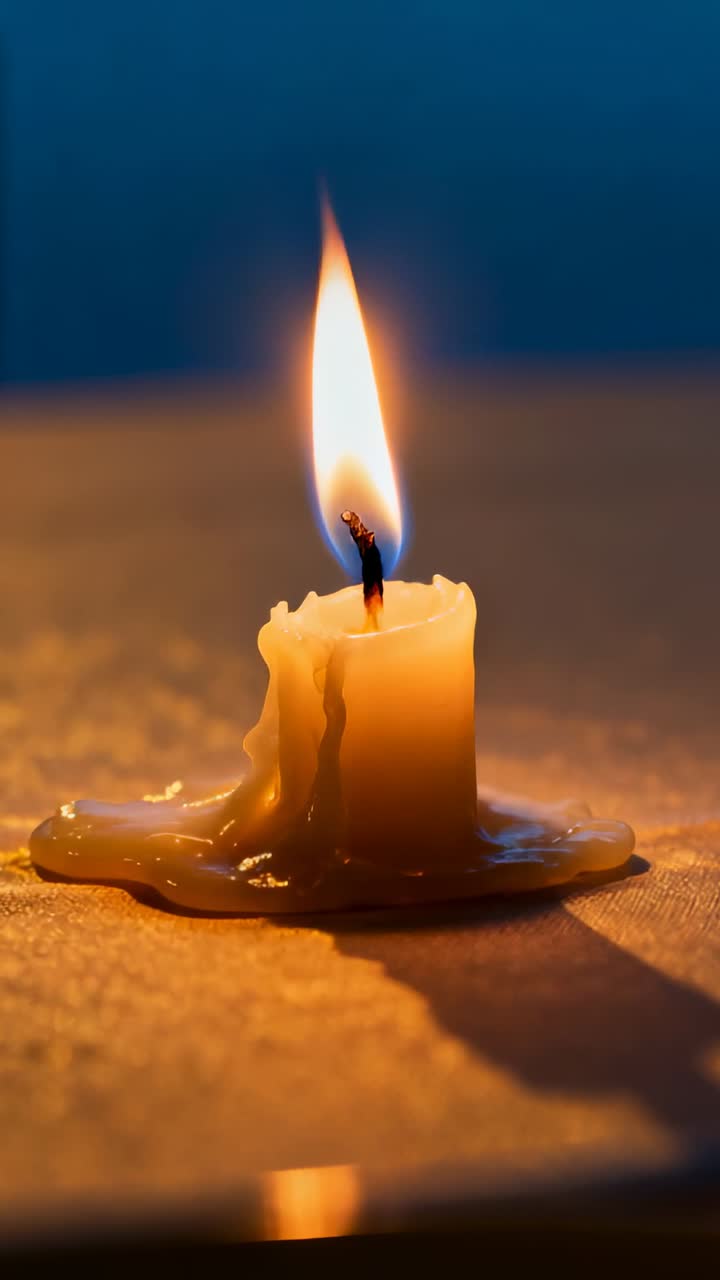 Candela su un tavolo testurizzato, cera che si scioglie e stoppino che si carbonizza, causando lo spegnimento della fiamma per designer.