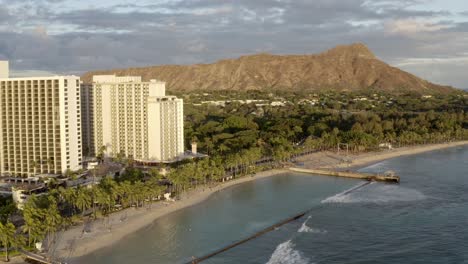 Una-Vista-Panorámica-De-Las-Olas-Y-La-Ciudad-De-Waikiki-Vea-El-Estilo-De-Vida,-Condominios,-Apartamentos,-Hoteles-De-Lujo-Y-Lugares-De-Vacaciones-Que-Hacen-Que-Esta-Ciudad-Sea-Tan-Especial