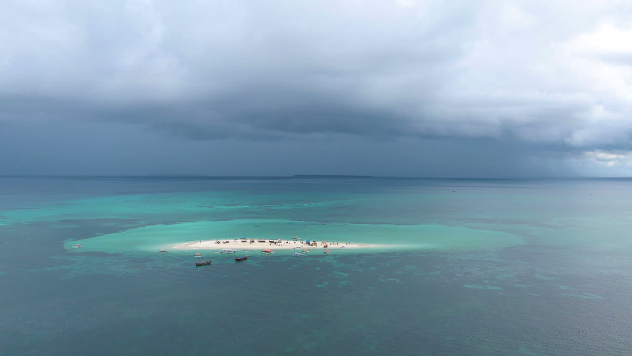 아프리카의 사람과 어선으로 가득한 모래 열대 섬의 공중 전망