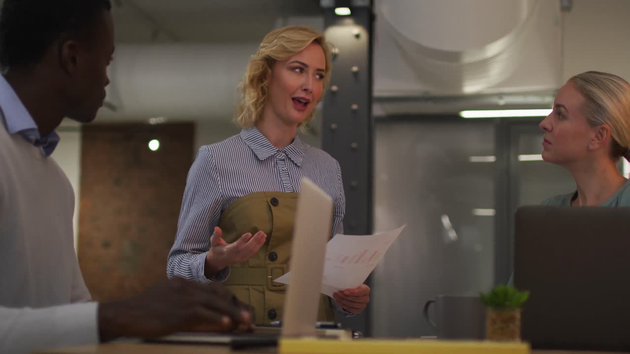 grupo diverso de colegas de negocios hablando en una sala de reuniones