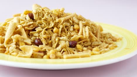 mezcla de bombay o chiwda en fondo amarillo