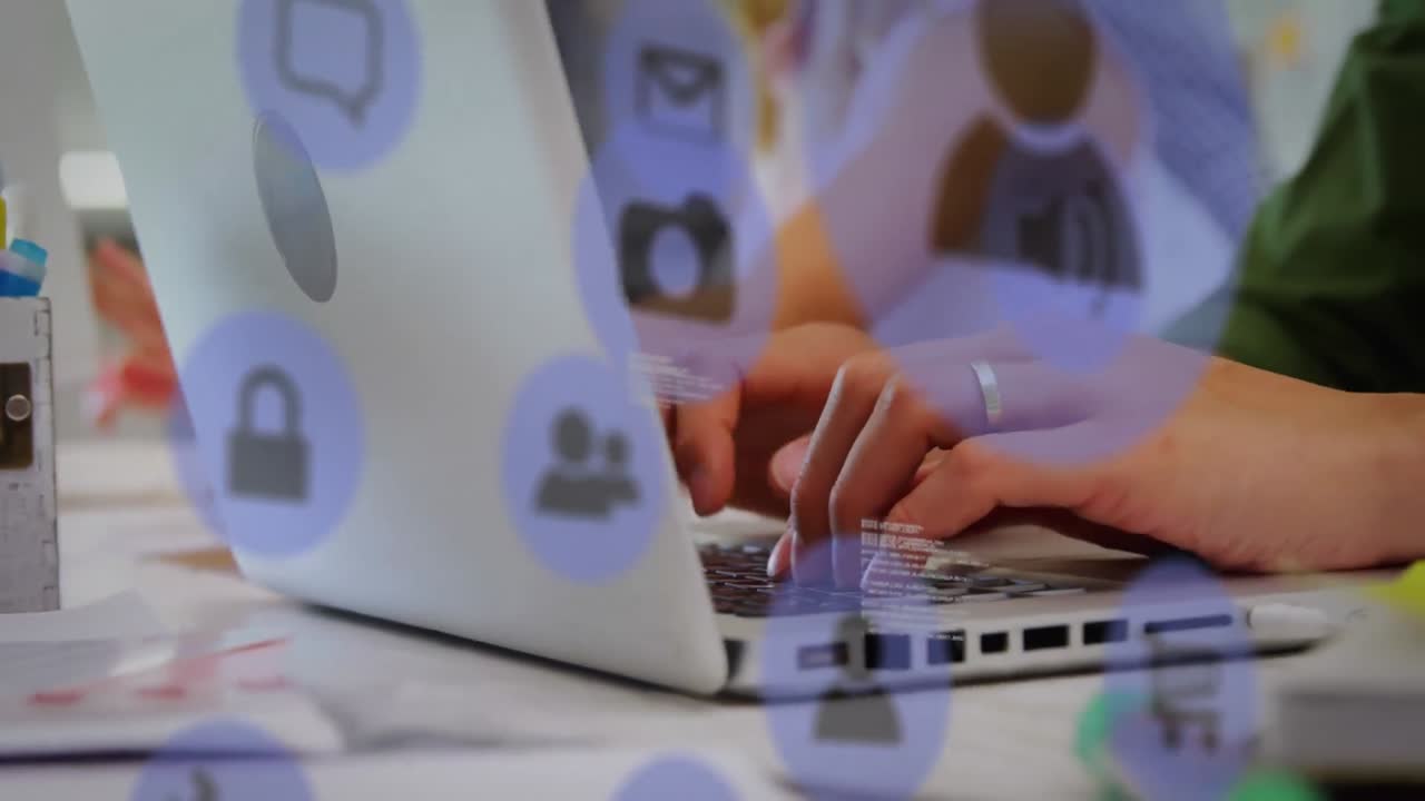 animación de iconos y lenguaje informático, mujer caucásica escribiendo en el teclado de una computadora portátil