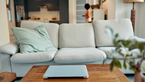 mujer trabajando desde casa en una computadora portátil