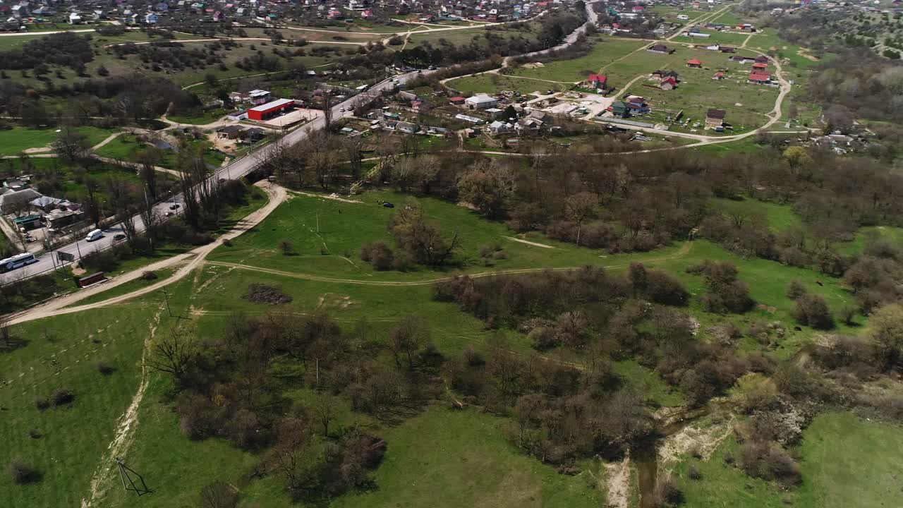 vista aérea de un pequeño pueblo y el paisaje circundante