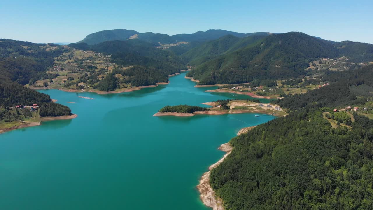 drone aéreo disparó sobre el hermoso lago zaovine y la montaña tara en serbia