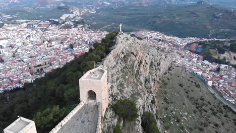 castillo de jaén castillo de santa catalina españa dispara con un dron a 4k 24fps mostrando el exterior y la ciudad desde múltiples puntos en una tarde de diciembre