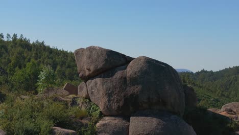 rocas cerca de ponteareas, galicia, españa - disparo de un avión no tripulado