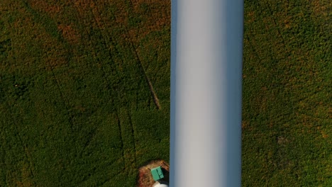 palas de la turbina eólica de cerca con disparo aéreo lento para la inspección