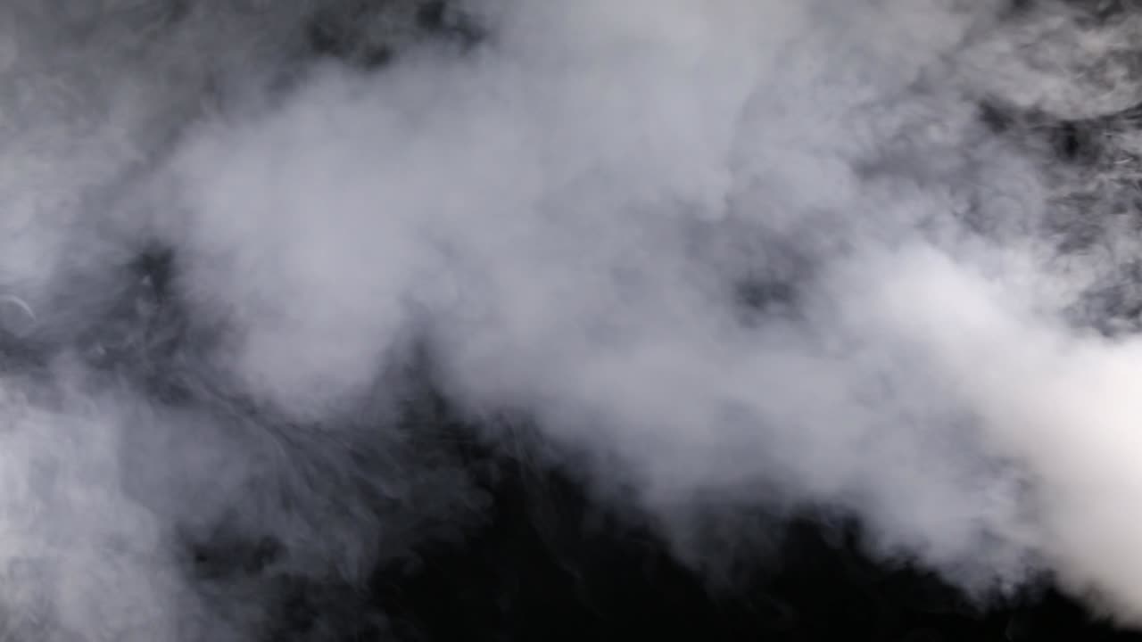 검은 바탕에 두꺼운 연기가 있습니다.