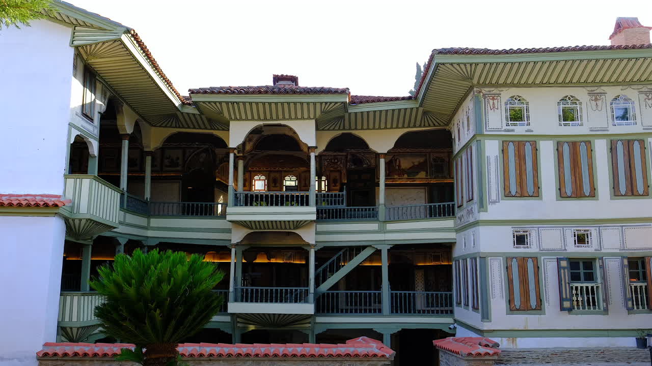 카키라가 저택이 슬로우 모션으로 확대되고 있습니다.