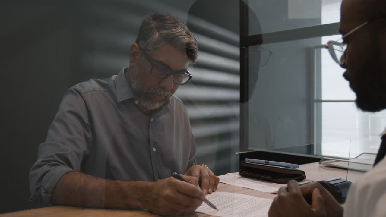 reunión de negocios con barrera protectora