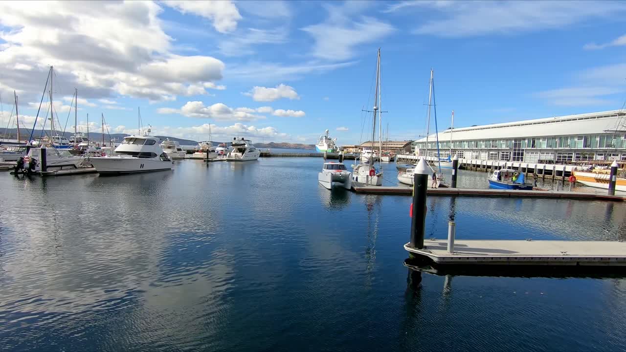 Schwenk über das Hafengebiet in Hobart mit Booten und einem kleinen historischen Holzschiff