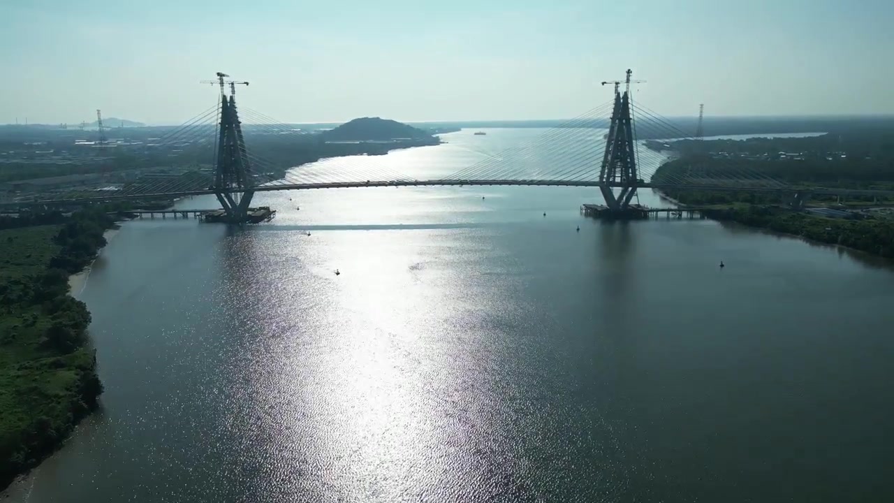 Il Ponte Demak-Isthmus (spesso associato all'area di Demak Laut) si trova su Jalan Keruing a Kuching, Sarawak. Collega l'area industriale di Demak Laut e l'Istmo di Kuching.