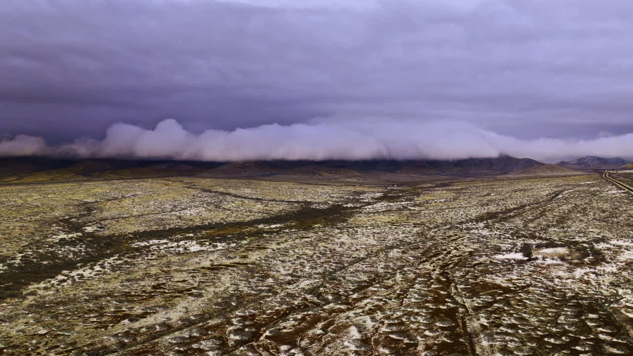 겨울 눈보라가 치리카와 국립 기념물에 접근하는 드론 영상