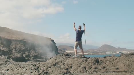 viajero masculino caminando cerca del agujero de soplo