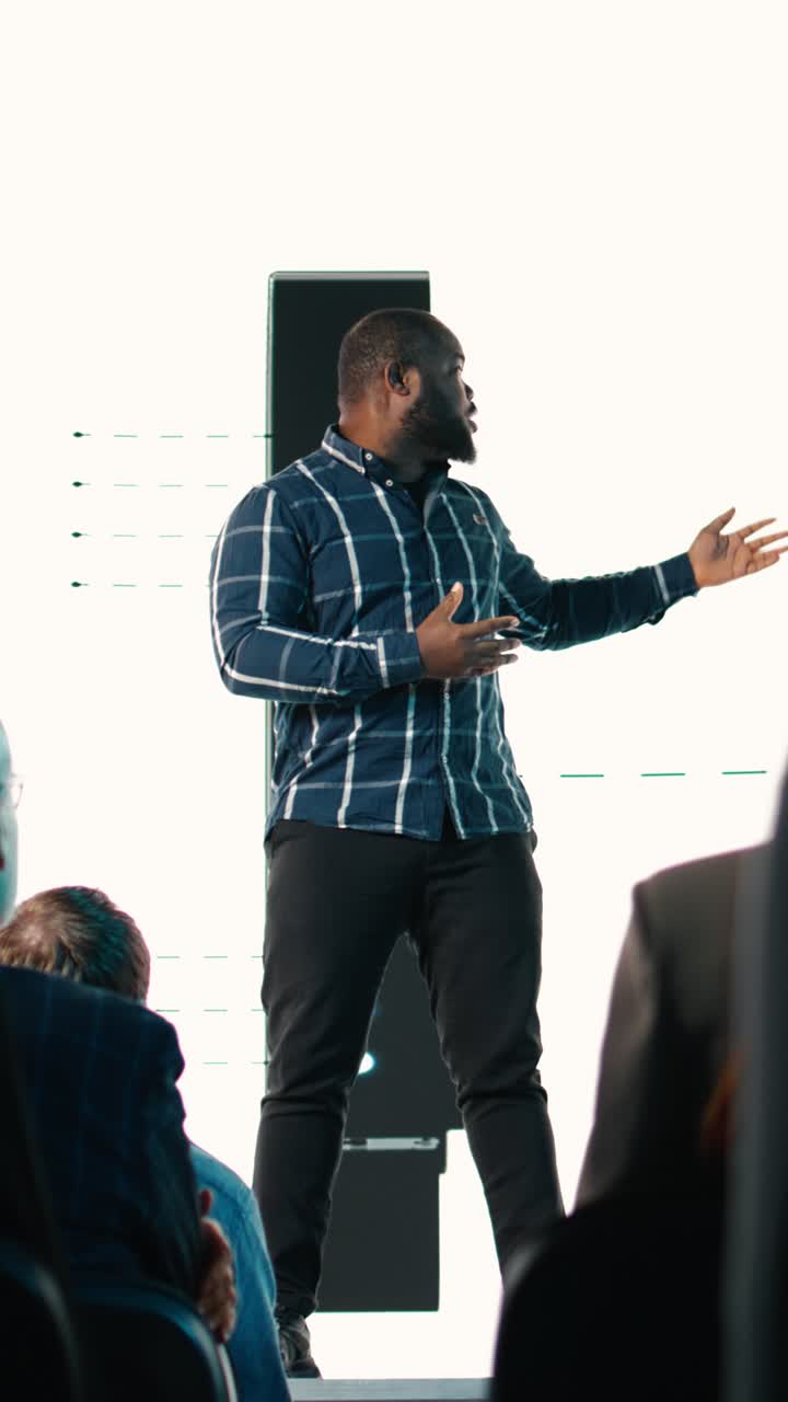 Black Chiefs produktchef for Vertical Video præsenterer ny smartphone med moderne interface