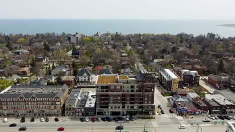 toma aérea volando a lo largo de la ciudad a orillas del lago en primavera cerca del lago ontario a las afueras de toronto