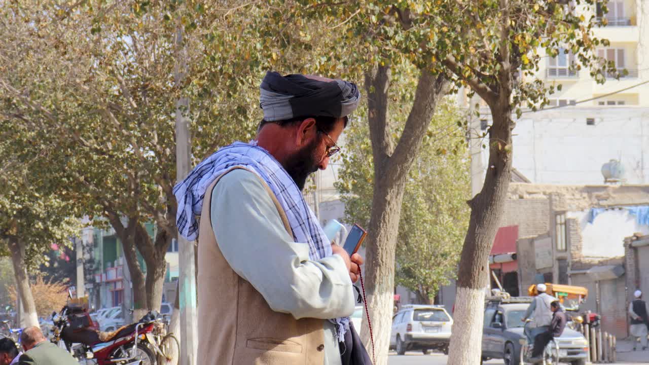 un hombre y su móvil