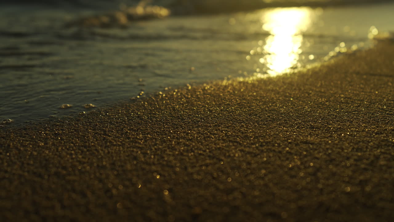 해변의 황금빛 석양