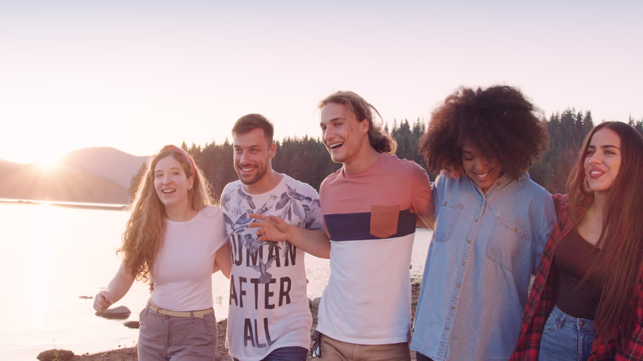 호수 에서 해가 지는 것을 즐기는 친구들