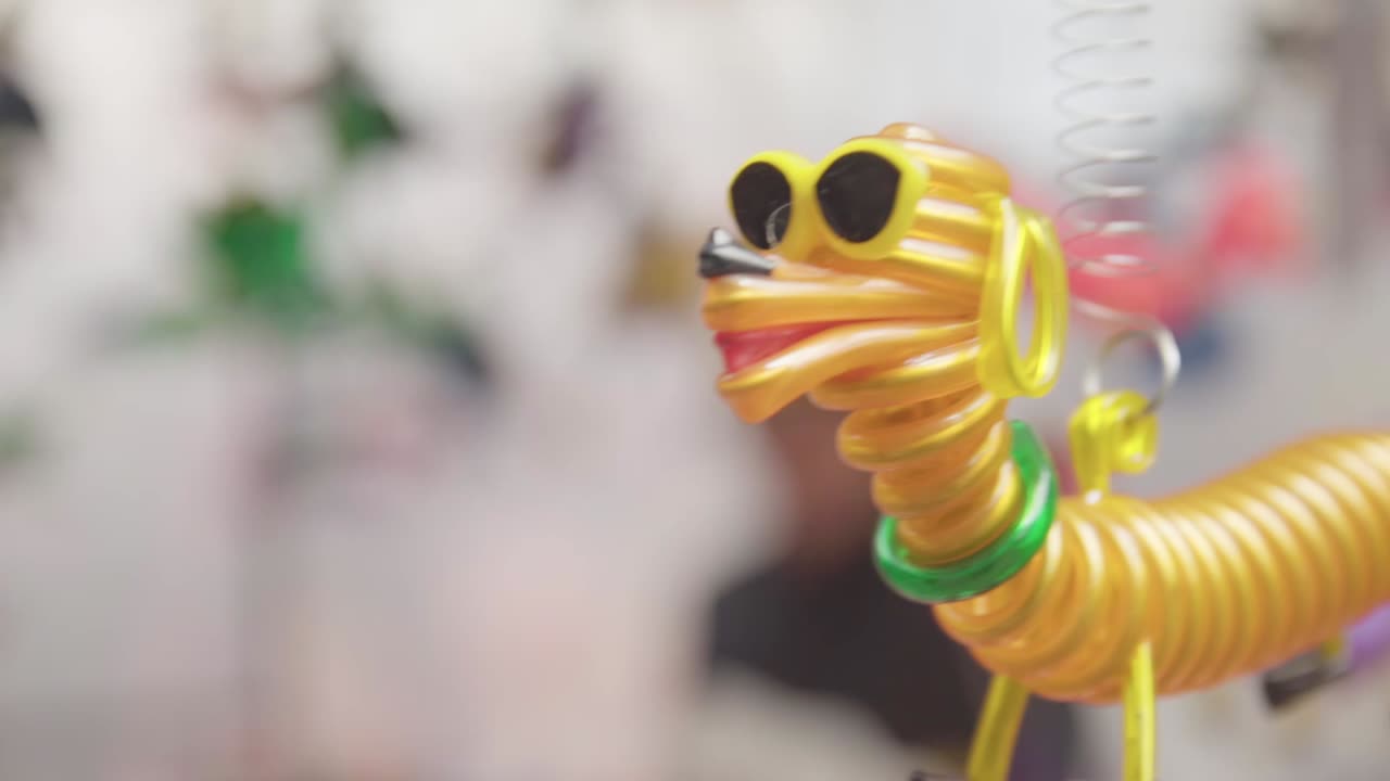 위아래로 움직이는 펑키한 아이의 장난감