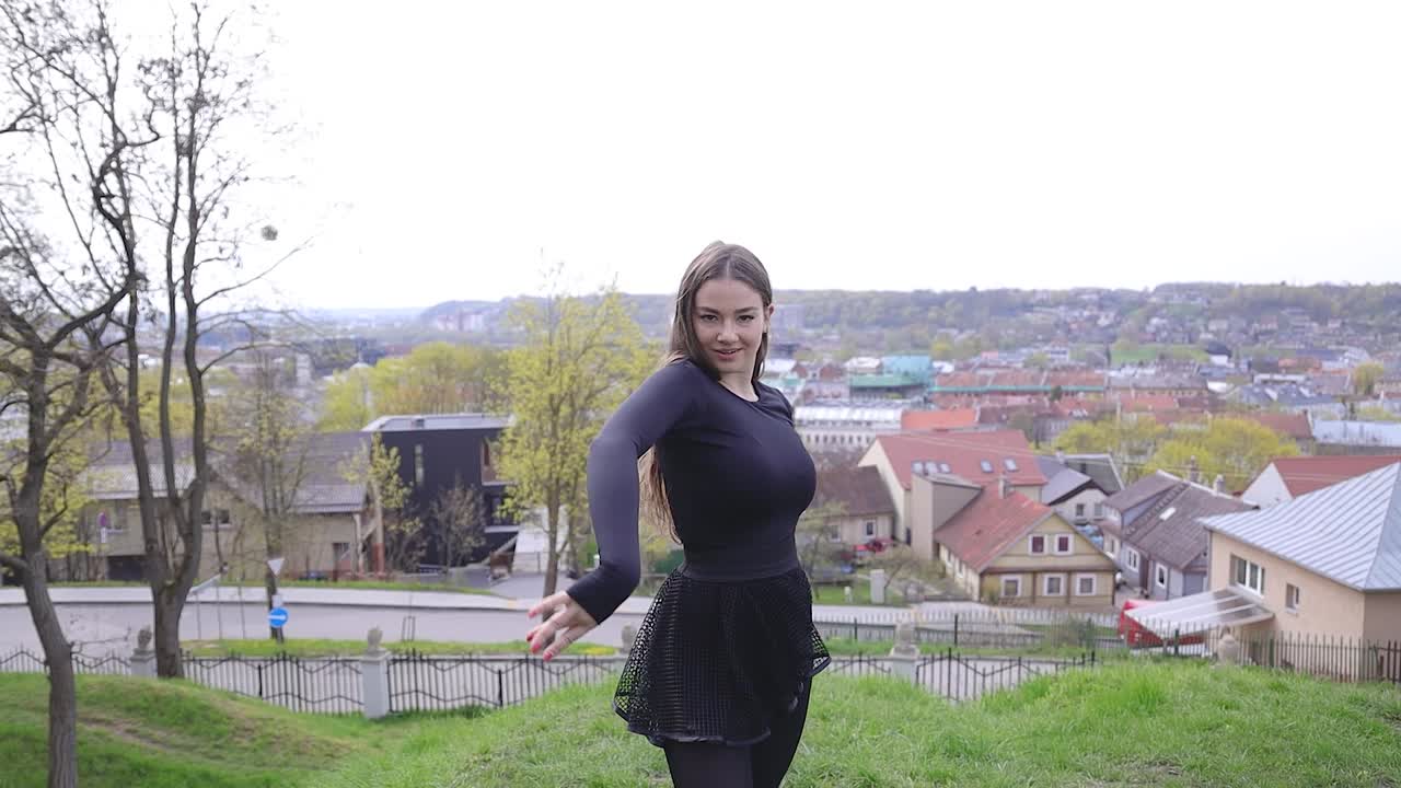 도시 전망 앞에서 놀라운 댄스 공연