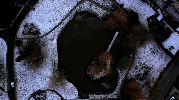Atmosfere invernali sopra un fiume, riprese con un drone.