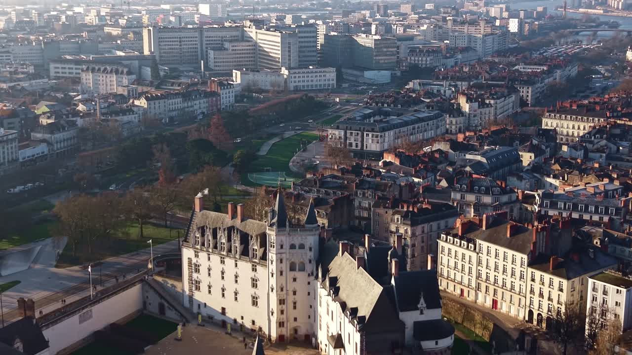 Riprese aeree sopra Nantes che rivelano il castello dei duchi di Bretagna e la città