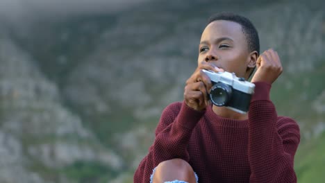 Frau-Fotografiert-Mit-Vintage-Kamera-4k