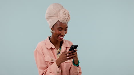 Sonrisa,-Mujer-Negra-Y-Teléfono-Inteligente-Con-Conexión