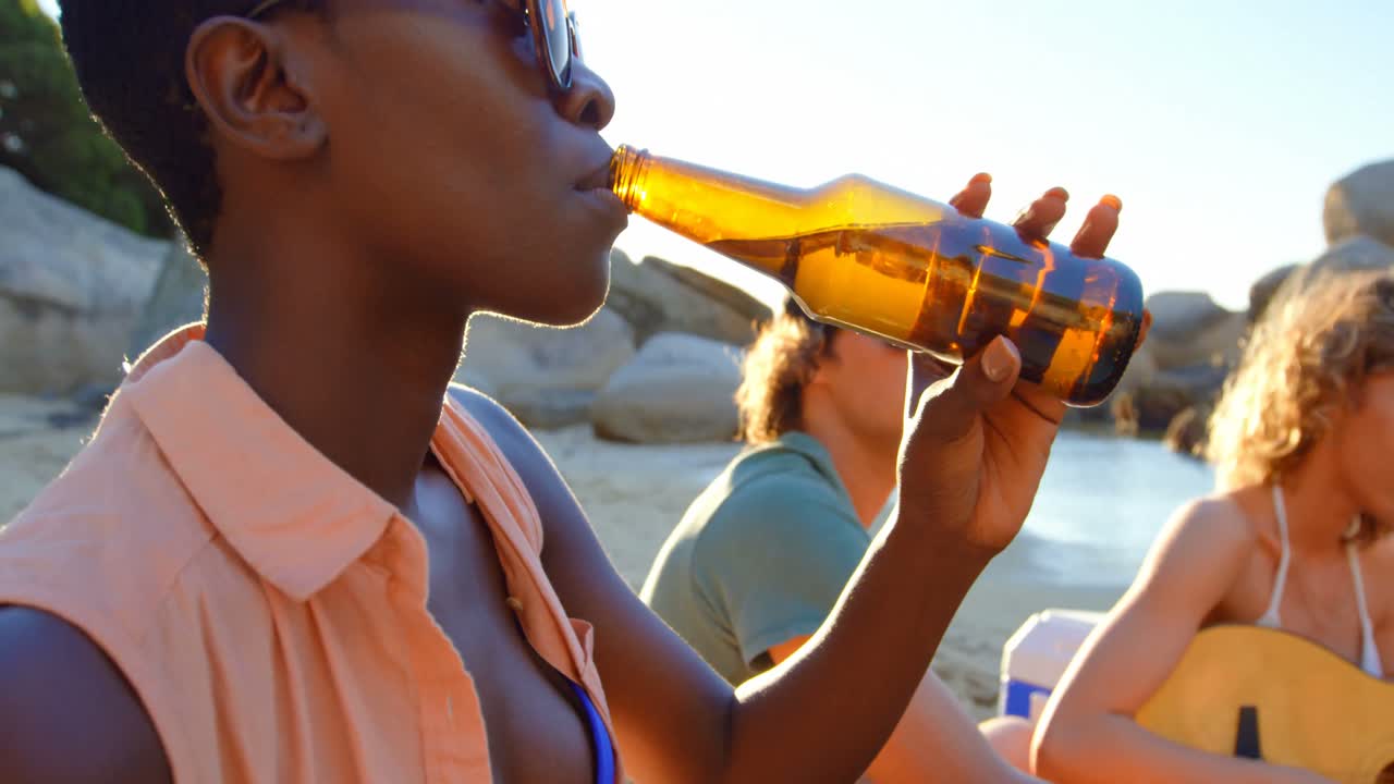 해변 4k에서 맥주를 마시는 친구들의 그룹