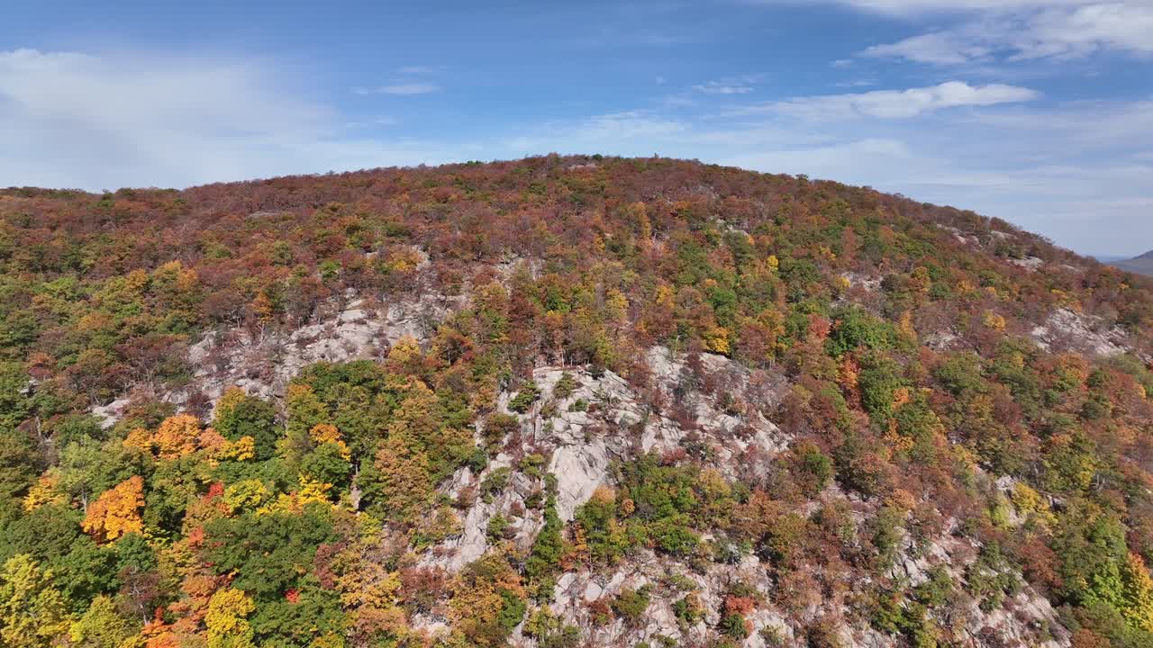 una vista aérea muy por encima de las montañas en el norte del estado de nueva york durante los cambios de follaje de otoño